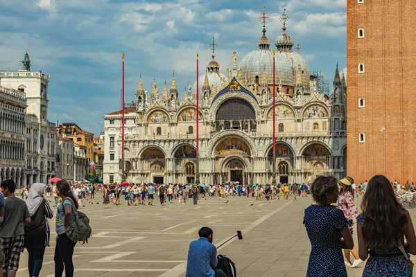 St. Mark Meydanı, VENICE, İtalya - 02 Ağustos 2019: Loggetta del Sansovino Müzesi, Torre dell Orologio, Bazilika ve San Marco Müzesi Yerel ve turistler tarihi binalar boyunca geziniyorlar.