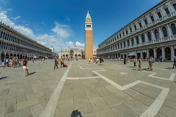 意大利圣马克广场 2019年8月2日 Loggetta Del Sansovino博物馆 Torre Dell Orologio Basilica和圣马可地方博物馆以及游客在历史建筑中漫步 — 图库照片