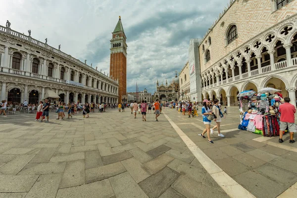 意大利圣马克广场 2019年8月2日 Torre Dell Orologio Basilica Museum San Marco Locals和游客在历史建筑中漫步 — 图库照片