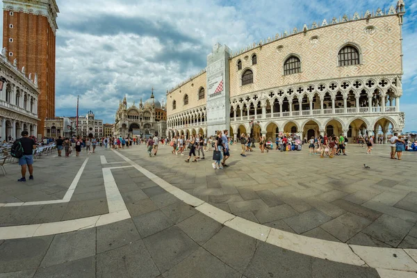 意大利圣马克广场 2019年8月2日 Torre Dell Orologio Basilica Museum San Marco Locals和游客在历史建筑中漫步 — 图库照片