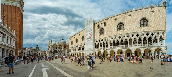 意大利圣马克广场 2019年8月2日 Loggetta Del Sansovino博物馆 Torre Dell Orologio Basilica和圣马可地方博物馆以及游客在历史建筑中漫步 — 图库照片