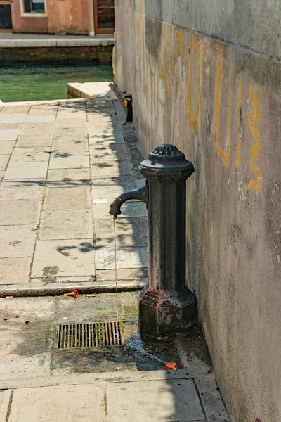 Eski bronz sokak musluğu taze su için. Geleneksel içme suyu çeşmesi Venedik İtalya.