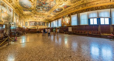 VENICE, İtalya - 02 Ağustos 2019 Dul Sarayı 'nın İçi - Palazzo Ducale. Doge 's Palace, Venedik' in en önemli turistik yerlerinden biridir. Ziyaretçiler müzeye giriyor..