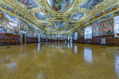 VENICE, İtalya - 02 Ağustos 2019 Dul Sarayı - Palazzo Ducale, Senato Odası. Doge 's Palace, Venedik' in en önemli turistik yerlerinden biridir. Ziyaretçiler müzeye giriyor..