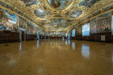 VENICE, İtalya - 02 Ağustos 2019 Dul Sarayı - Palazzo Ducale, Senato Odası. Doge 's Palace, Venedik' in en önemli turistik yerlerinden biridir. Ziyaretçiler müzeye giriyor..