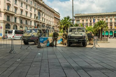 MILAN, ITALY - 1 AĞUSTOS 2019: Piazza del Duomo - Katedral Meydanı, Via Torino girişi. İki askeri jip ve muhafız askerleri düzeni sağlayın..