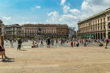 MILAN, ITALY - 1 AĞUSTOS 2019: Piazza del Duomo - Katedral Meydanı, Duomo di Milano 'nun ana girişinden manzara