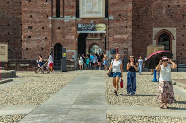MILAN, İtalya - 1 Ağustos 2019 Sforza Kalesi XV yüzyılını ziyaret eden insanlar - Castello Sforzesco. Milano, Lombardiya, İtalya 'nın ana simgelerinden biridir.