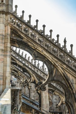 Milan, İtalya - 1 Ağustos 2019: Milan Katedrali 'nin çatısından havadan görünüşü - Duomo di Milano, Lombardy, İtalya.
