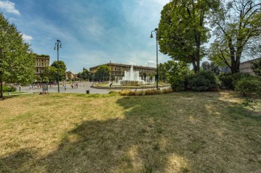 MILAN, İtalya - 1 Ağustos 2019 Sforza Kalesi XV yüzyılını ziyaret eden insanlar - Castello Sforzesco. Milano, Lombardiya, İtalya 'nın ana simgelerinden biridir.