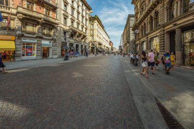 MILAN, İtalya - 01 Ağustos 2019: Milano 'nun merkezinde turistler ve yerliler yürüyor. Dükkanlar, butikler, kafeler ve restoranlar.