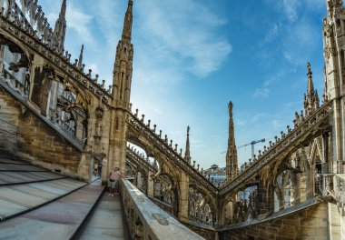Milan, İtalya - 1 Ağustos 2019: Milan Katedrali 'nin çatısından havadan görünüşü - Duomo di Milano, Lombardy, İtalya.