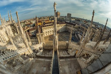 Milan, İtalya - 1 Ağustos 2019: Milan Katedrali 'nin çatısından havadan görünüşü - Duomo di Milano, Lombardy, İtalya. Balık gözü merceği..