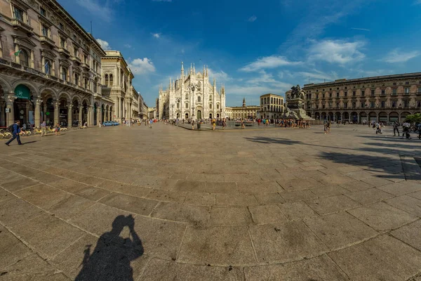 意大利 2019年8月1日 向东北方向看去 右边是多摩广场 左边是加莱雅 维托里奥 埃曼努埃莱二世入口的拱门 — 图库照片