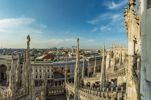 Milan, İtalya - 1 Ağustos 2019: Milan Katedrali 'nin çatısından havadan görünüşü - Duomo di Milano, Lombardy, İtalya.