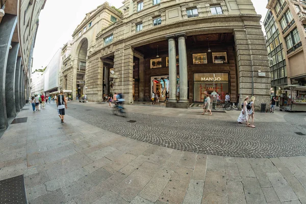 Milão Itália Agosto 2019 Turistas Moradores Caminham Centro Milão Lojas — Fotografia de Stock