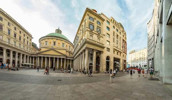 MILAN, İtalya - 01 Ağustos 2019: Milano 'nun merkezinde turistler ve yerliler yürüyor. Dükkanlar, butikler, kafeler ve restoranlar.