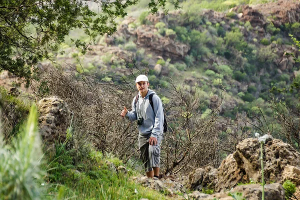 Giovane Con Berretto Uno Zaino Alle Spalle Viaggia Lungo Percorso — Foto Stock