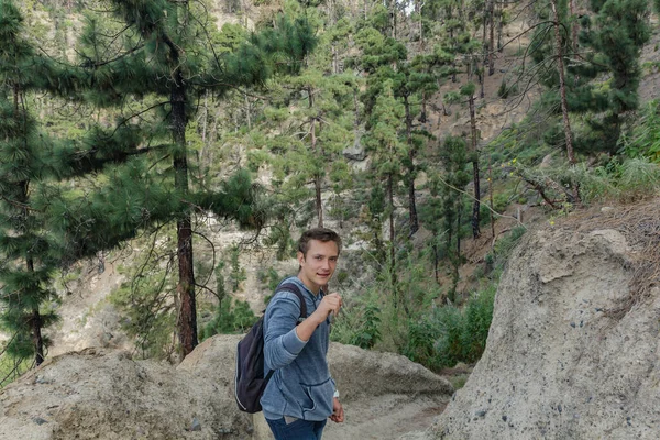 Jeune Homme Avec Sac Dos Voyage Long Itinéraire Dans Côté — Photo