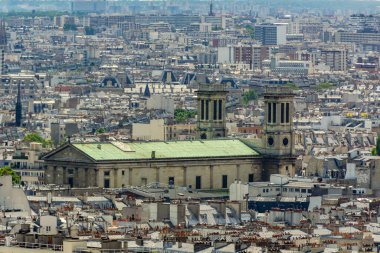 PARIS, FRANCE - 23 Haziran 2016: İsa 'nın Kutsal Kalbi Bazilikası' ndan havadan bakış Paris 'in en yüksek noktası olan Montmartre tepesinde duruyor. Telefoto mercek görüntüsü.