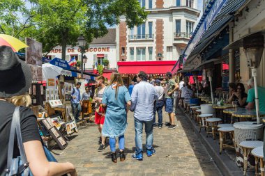 PARIS, FRANCE - 23 Haziran 2016: Montmartre tepesinin zirvesi - Paris 'in en yüksek noktası. Çok sayıda turistin, sanat uzmanlarının, yerel sanatçıların, müzisyenlerin favori mekanı. İnsanlar güzelliklere hayran.