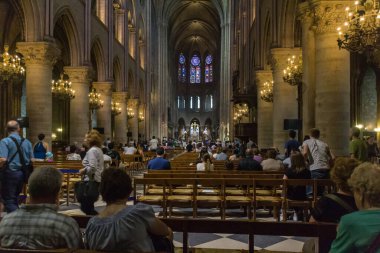 PARIS, FRANCE - 23 Haziran 2016: Notre Dame de Paris Katedrali Paris 'in en ünlü sembollerinden biridir.