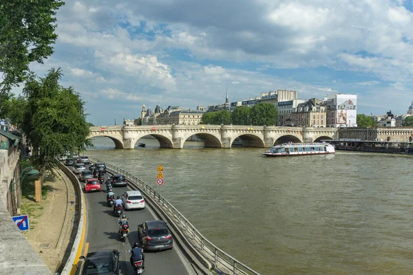 法国巴黎 2016年6月23日 Pont Neuf 是一座横跨塞纳河的桥 在桥的右边是亨利四世国王的雕像 — 图库照片