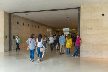 Paris, Fransa - 24 Haziran 2016: Louvre Müzesi, Fransa. Birçok insan dünyanın en büyük müzesindeki resim ve heykelleri ve tarihi anıtı takdir ediyor..