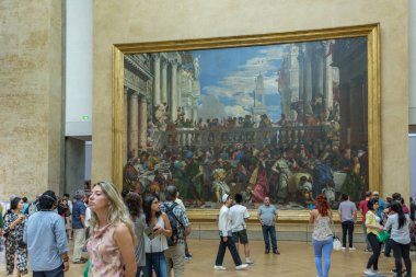 Paris, Fransa - 24 Haziran 2016: Louvre Müzesi, Fransa. Birçok insan dünyanın en büyük müzesindeki resim ve heykelleri ve tarihi anıtı takdir ediyor..