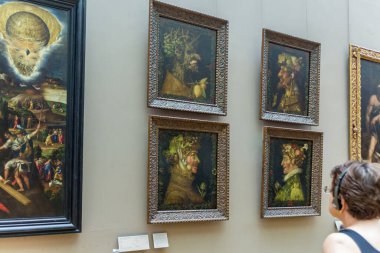 Paris, Fransa - 24 Haziran 2016: Louvre Müzesi, Fransa. Birçok insan dünyanın en büyük müzesindeki resim ve heykelleri ve tarihi anıtı takdir ediyor..