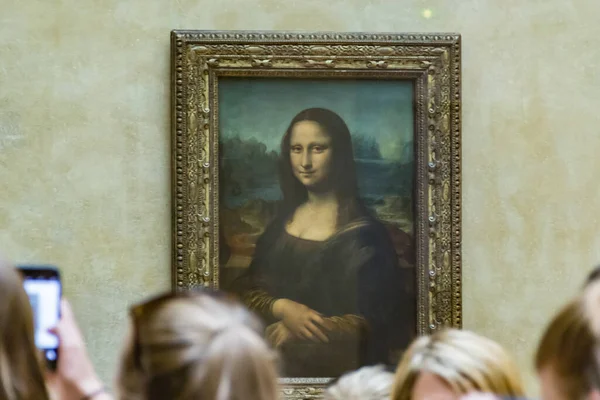 Paris, Fransa - 24 Haziran 2016: Louvre Müzesi, Fransa. Birçok insan dünyanın en büyük müzesindeki resim ve heykelleri ve tarihi anıtı takdir ediyor..