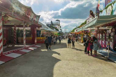 Paris, Fransa - 24 Haziran 2016: Tuileries Garden - Jardin des Tuileries, Louvre ile Concorde Meydanı arasında bulunan bir kamu bahçesi..