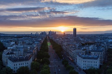 Paris, Fransa - 24 Haziran 2016: Paris 'in Zafer Kemeri' nin tepesinden gün batımı manzarası.