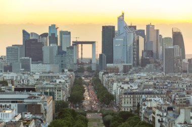 Paris, Fransa - 24 Haziran 2016: Paris 'in Zafer Kemeri' nin tepesinden gün batımı manzarası.