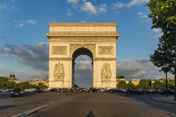 Paris, Fransa - 24 Haziran 2016: Zafer Takı 'nın güzel manzarası. Paris 'te yaz gün batımı.