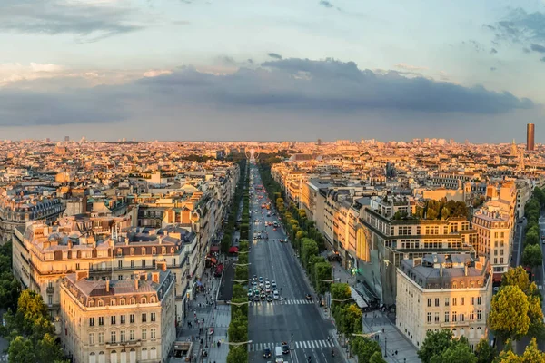 Paris, Fransa - 24 Haziran 2016: Triumphal Arch de l Etoile 'in tepesinden Şanzelize' nin gün batımı manzarası. Paris 'in en ünlü caddesi 1910 metreye sahip ve mağazalar, kafeler ve restoranlarla dolu..