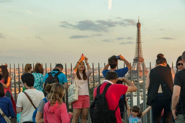 Paris, Fransa - 24 Haziran 2016: Paris 'in Zafer Kemeri' nin tepesinden gün batımı manzarası.