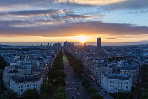 Paris, Fransa - 24 Haziran 2016: Paris 'in Zafer Kemeri' nin tepesinden gün batımı manzarası.