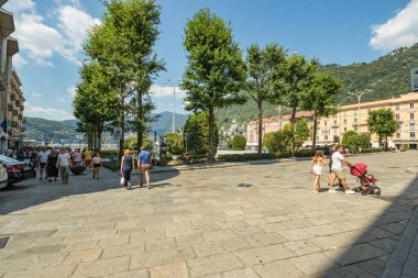 Como, ITALY - 4 Ağustos 2019: Güzel İtalyan Como şehrinin merkezinde sakin bir caddede yerel halk ve turistler. Çok popüler bir tatil merkezinde, güneşli bir yaz günü..