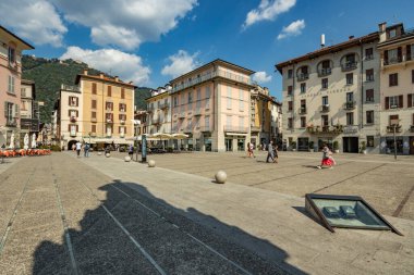 Como, ITALY - 4 Ağustos 2019: Güzel İtalyan Como şehrinin merkezinde sakin bir caddede yerel halk ve turistler. Çok popüler bir tatil merkezinde, güneşli bir yaz günü..