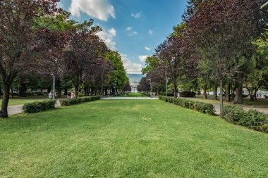 Como, ITALY - 4 Ağustos 2019: Como Gölü yakınlarındaki Viale Guglielmo Marconi 'de yerel halk ve turistler. Arka planda Tempio Voltiano Müzesi var. Çok popüler bir tatil merkezinde, güneşli bir yaz günü..