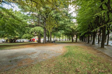 Como, ITALY - 4 Ağustos 2019: Güzel İtalyan Como şehrinin merkezinde sakin bir caddede yerel halk ve turistler. Çok popüler bir tatil merkezinde, güneşli bir yaz günü..