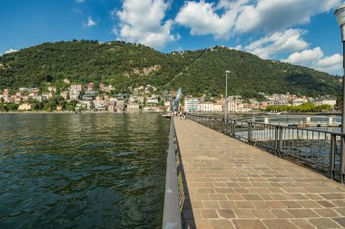 Como, ITALY - 4 Ağustos 2019: Güzel İtalyan Como şehrinin merkezindeki Como Gölü 'nde Marina. Çok popüler bir tatil merkezinde, güneşli bir yaz günü..