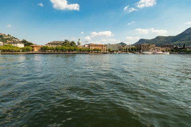 Como, ITALY - 4 Ağustos 2019: Güzel İtalyan Como şehrinin merkezindeki Como Gölü 'nde Marina. Çok popüler bir tatil merkezinde, güneşli bir yaz günü..