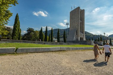 Como, ITALY - 4 Ağustos 2019: Güzel İtalyan Como şehrinin göl kenarındaki gezinti alanında yerel halk ve turistler. Çok popüler bir tatil merkezinde, güneşli bir yaz günü.