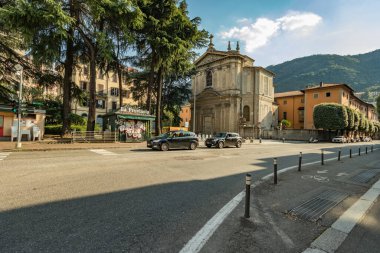 Como, ITALY - 4 Ağustos 2019: Güzel İtalyan Como şehrinin merkezinde sakin bir caddede yerel halk ve turistler. Çok popüler bir tatil merkezinde, güneşli bir yaz günü..