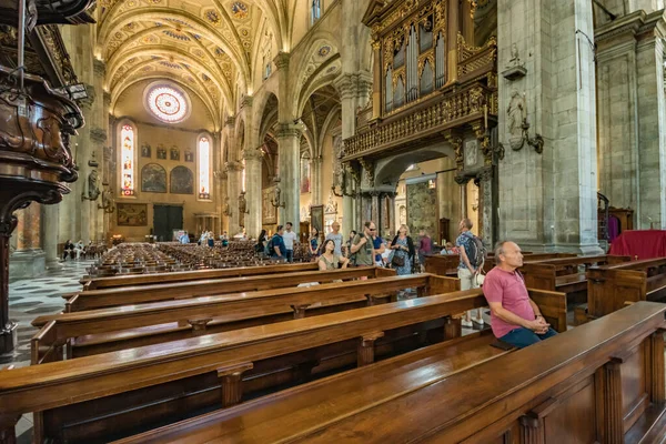 イタリア 8月4 2019 美しいイタリアのコモ市の大聖堂の地元の人々や観光客 ローマ カトリック大聖堂は聖母マリアの昇天に捧げられました ロンバルディア — ストック写真