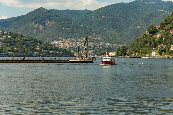 意大利 2019年8月4日 意大利科莫市中心科莫湖中的码头 阳光明媚的夏日在非常受欢迎的度假胜地 — 图库照片