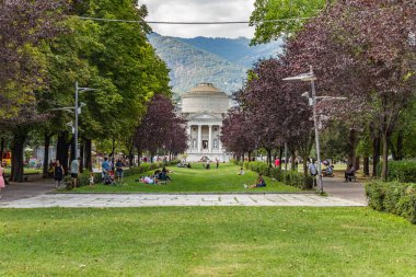 Como, ITALY - 4 Ağustos 2019: Como Gölü yakınlarındaki Viale Guglielmo Marconi 'de yerel halk ve turistler. Arka planda Tempio Voltiano Müzesi var. Çok popüler bir tatil merkezinde, güneşli bir yaz günü..