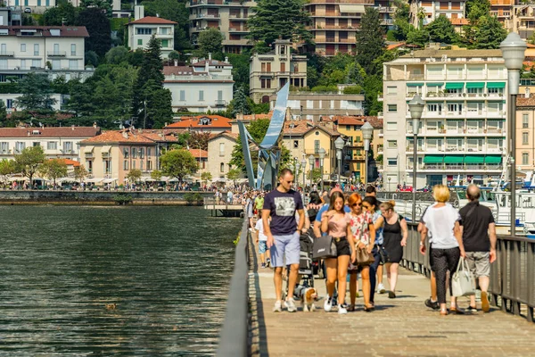 意大利 2019年8月4日 当地居民和游客在美丽的意大利科莫市中心的湖边散步 阳光明媚的夏日在非常受欢迎的度假胜地 — 图库照片
